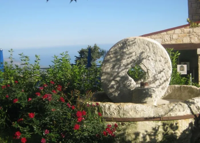 Palates Hotell Dhrousha